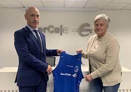 Javier González, director provincial de Ibercaja en Burgos, y María García, presidenta del Club de Atletismo Capiscol, tras la firma del convenio.
