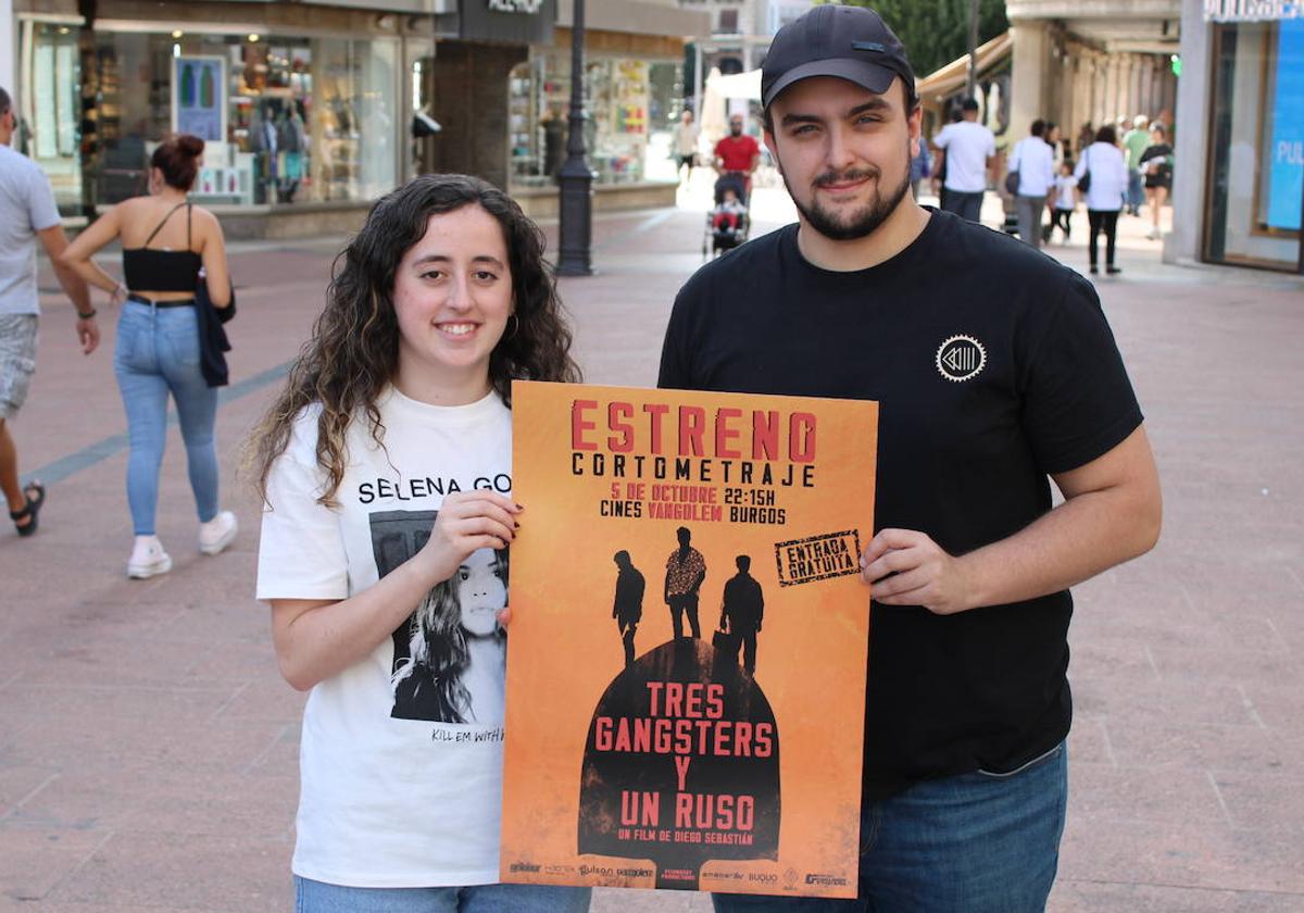 Rocío Ramírez y Diego Sebastián posan con el cartel de 'Tres gángsters y un ruso', que se estrenará en Burgos.