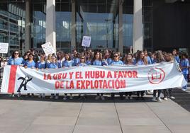 La protesta se ha llevado a cabo en la puerta principal del HUBU.