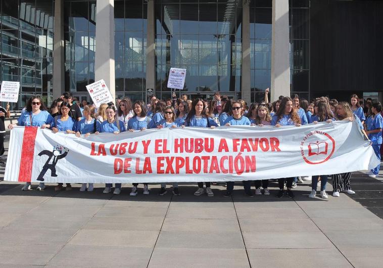 La protesta se ha llevado a cabo en la puerta principal del HUBU.