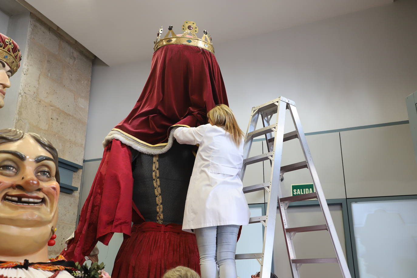 Las costureras ya han empezado con los nuevos trajes de los Reyes Católicos.