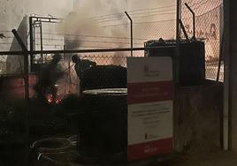 Los bomberos trabajan en la extinción del fuego.