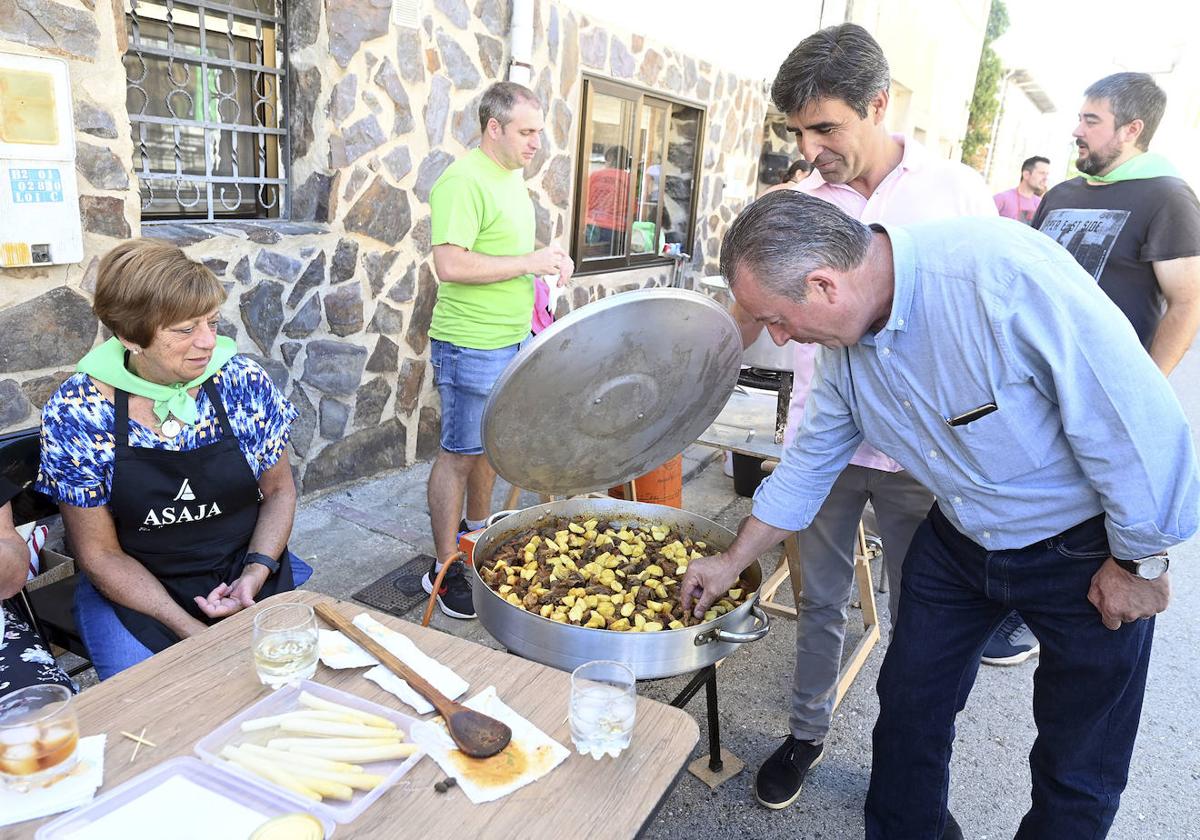 Donaciano Dujo y Esteban Martínez, de Asaja, participan en la Feria del Cordero y el Lechazo de Fresno de Río Tirón.