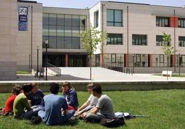 Estudiantes en espacios de la Universidad de Burgos. BC