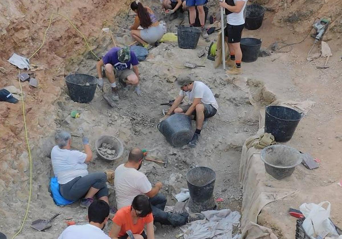 Excavaciones en la comarca de Salas para hallar restos fósiles de dinosaurios.