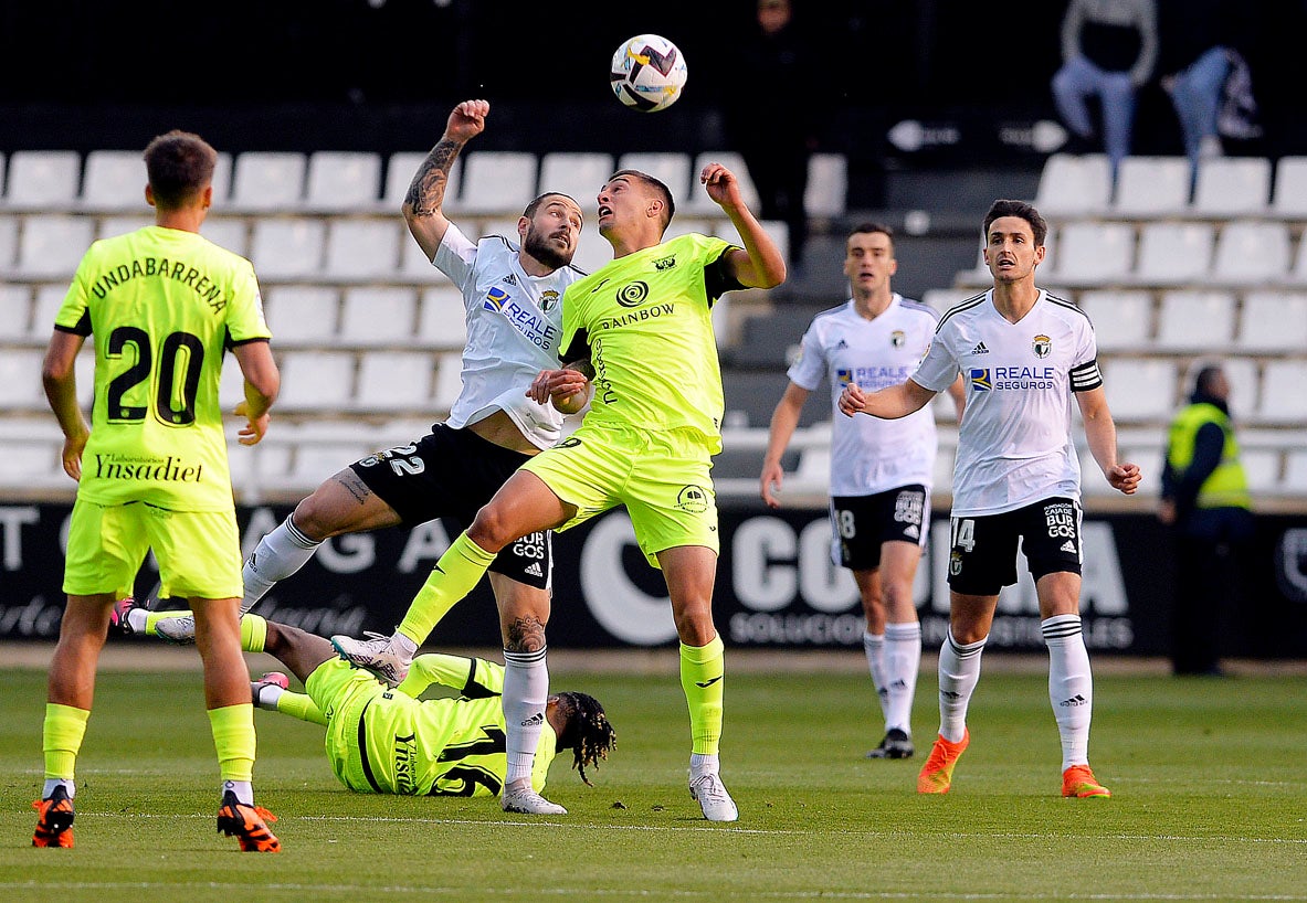 Mumo trata de controlar el balón de cabeza en el partido de la pasada temporada.