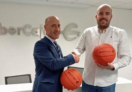 Javier González, director provincial de Ibercaja en Burgos, (izda.) y Jonathan Vivar, presidente del Club Baloncesto Femenino Burgos, tras la firma del convenio.