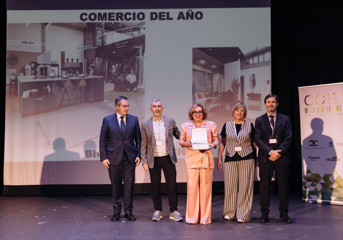 Consuelo, Santos y Rebeca Fontecha, segunda generación de esta empresa familiar, fueron los encargados de recoger el premio.