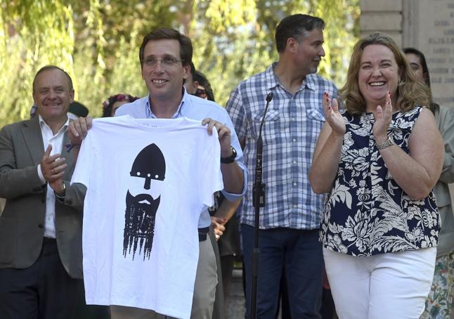 Almeida hace gala de la camiseta oficial de Burgos Cidiano junto a la alcaldesa, Cristina Ayala.