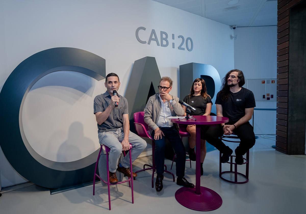 Los artistas durante la presentación de sus obras.