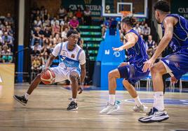 Micah Speight bota el balón.