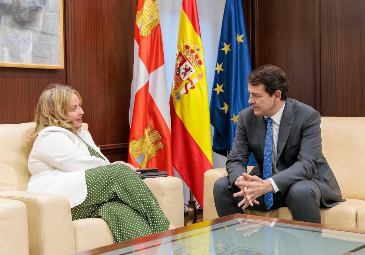 La alcaldesa de Burgos, Cristina Ayala, durante la reunión con Mañueco este lunes.