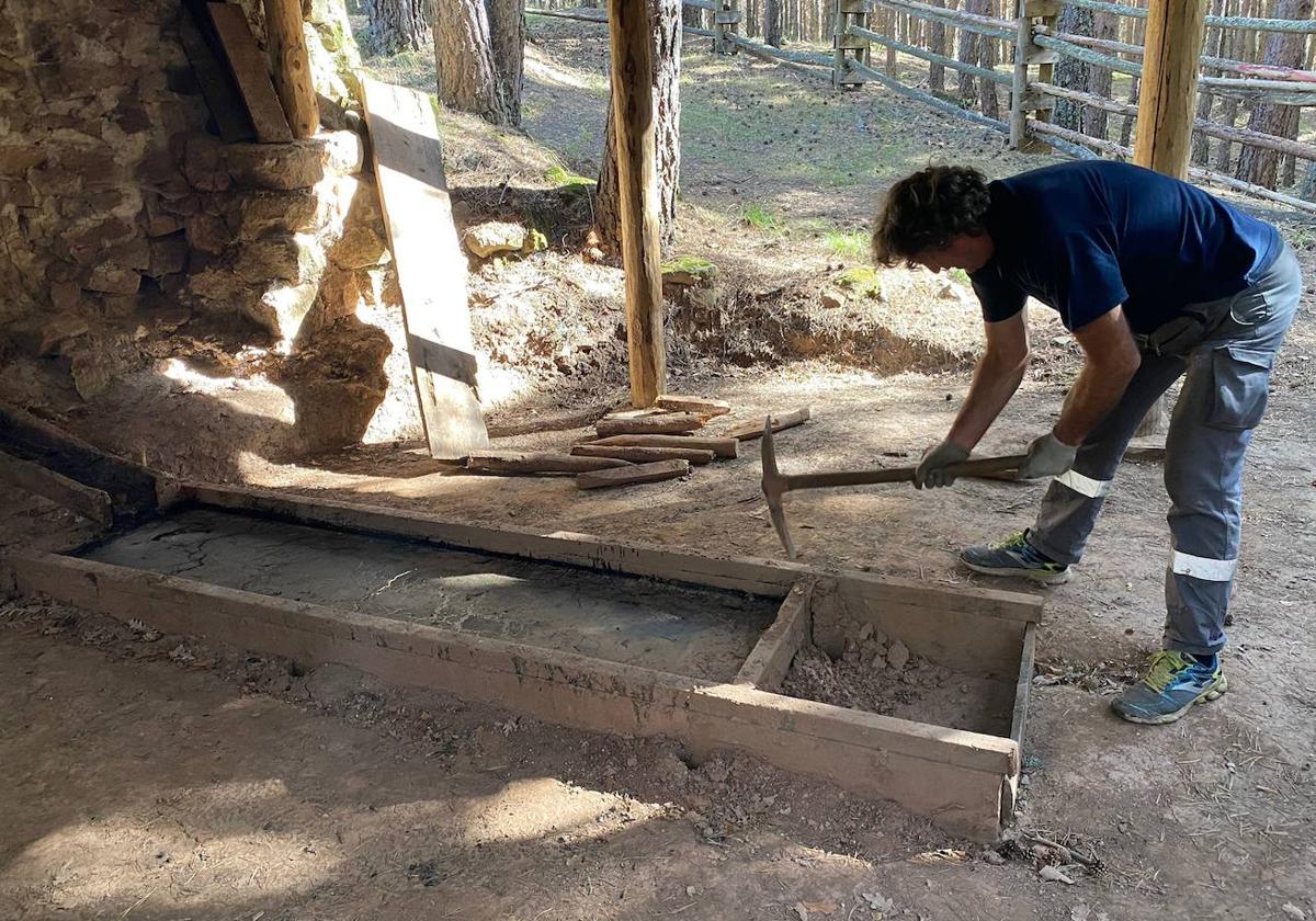 Extracción de la pez del año pasadoy preparación de la artesa para recibir la de este año.