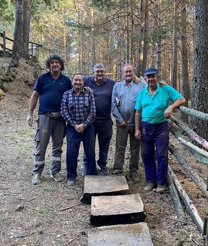 Imagen secundaria 2 - Preparación de la hornada de pez naval en Quintanar de la Sierra. 