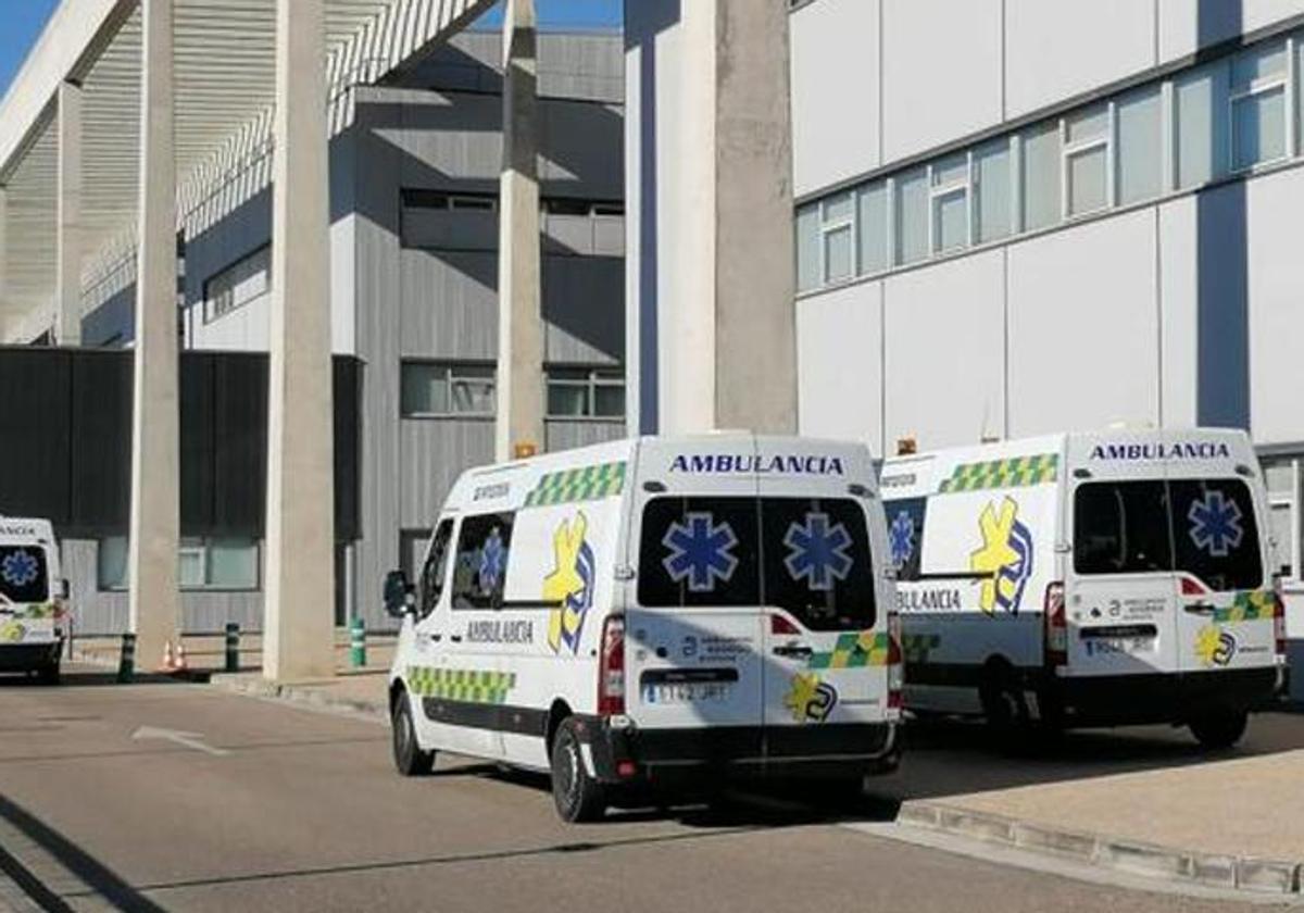 Imagen de archivo de tres ambulancias a las puertas del Hospital Universitario de Burgos.