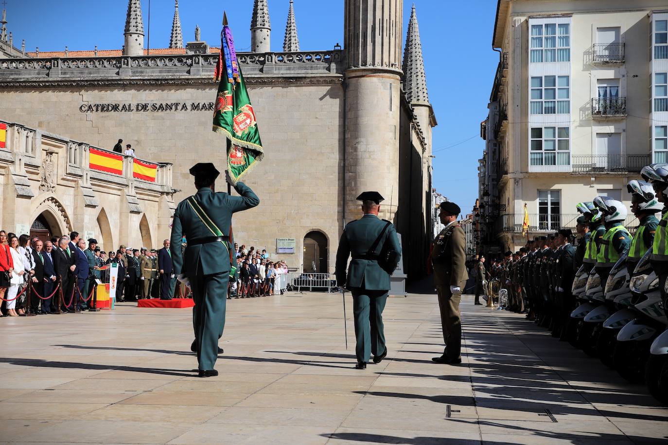 La plaza del Rey San Fernando acoge la celebración de la festividad de la patrona de la Guardia Civil