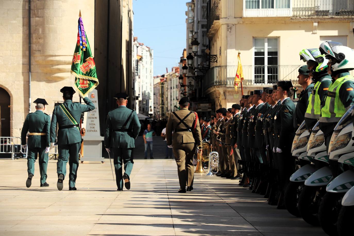 La plaza del Rey San Fernando acoge la celebración de la festividad de la patrona de la Guardia Civil