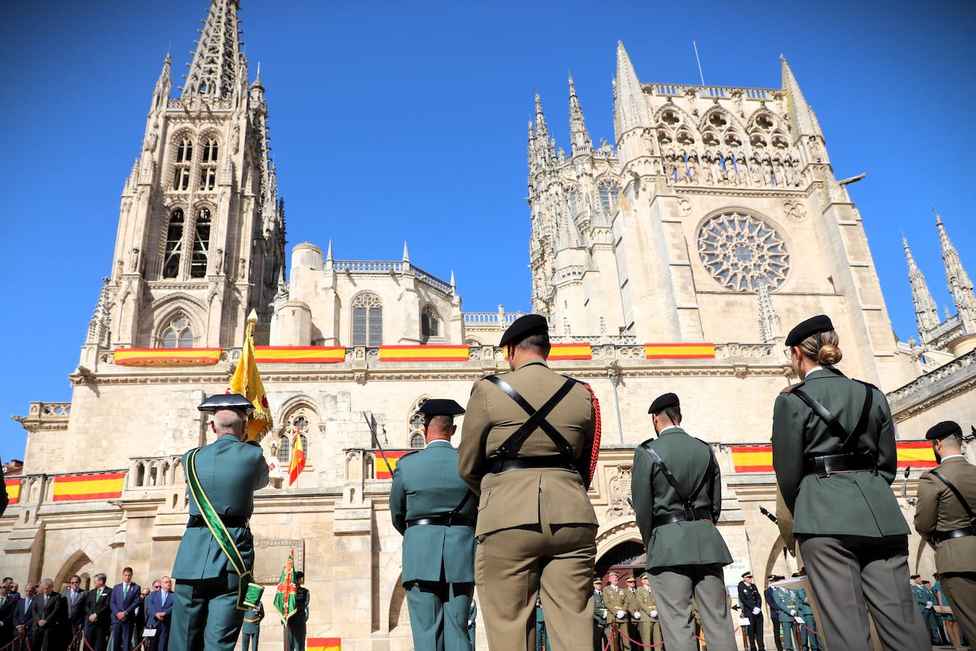 La plaza del Rey San Fernando acoge la celebración de la festividad de la patrona de la Guardia Civil