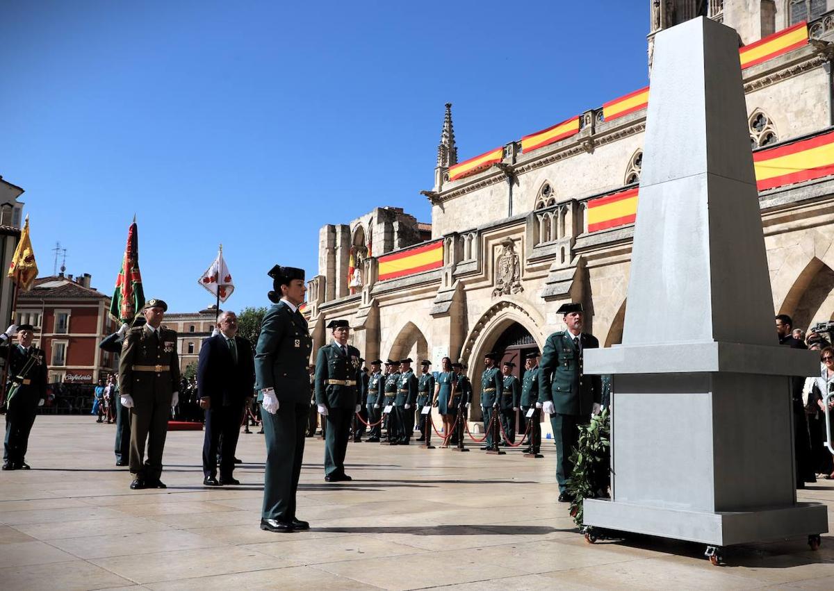 Imagen secundaria 1 - Acto de la Guardia Civil en el día de su patrona en Burgos. 