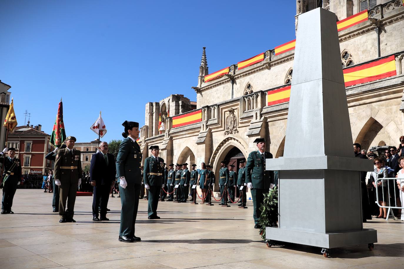 La plaza del Rey San Fernando acoge la celebración de la festividad de la patrona de la Guardia Civil