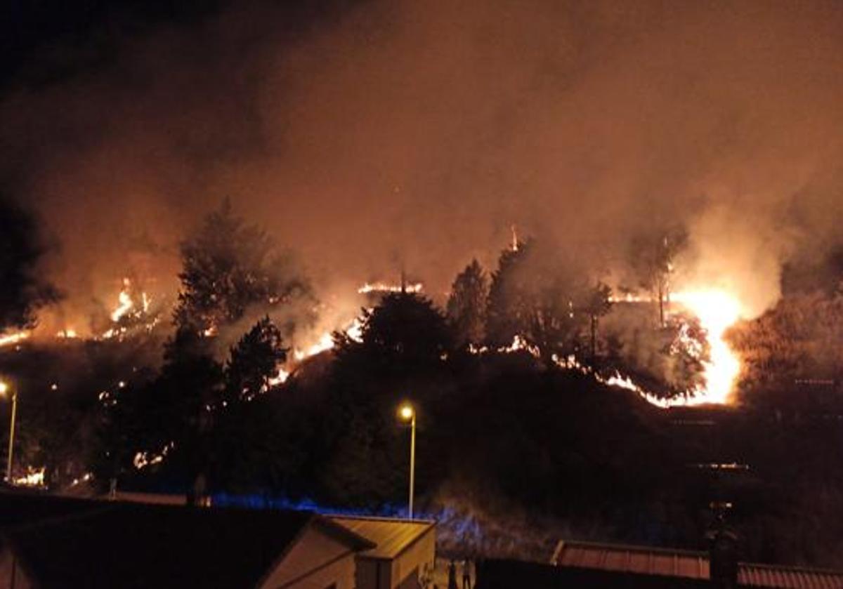 Imagen de archivo de un incendio forestal en el castillo de Burgos.