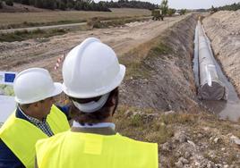 Los responsables de la Junta han visitado hoy las obras de la red de regadío del río Aranzuelo.