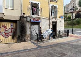 Edificio de la calle Emperador de Burgos en el que se han precintado la vivienda del tercer piso.