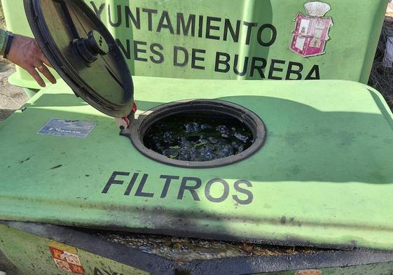 Imagen del contenedor, antes de su retirada, a rebosar.