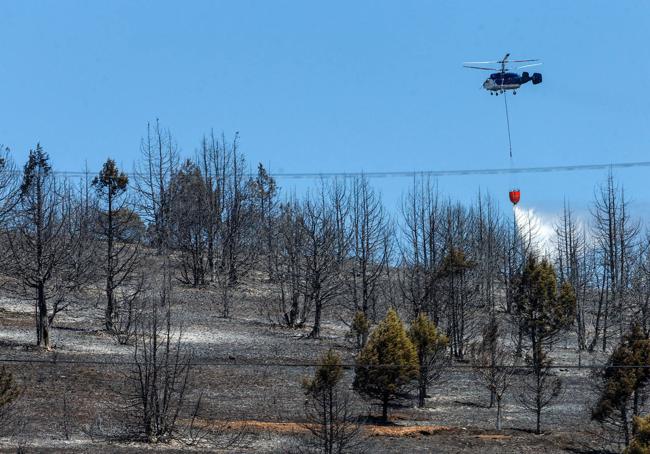 Un helicóptero trabajaba en la extinción de un incendio en Santibáñez del Val.