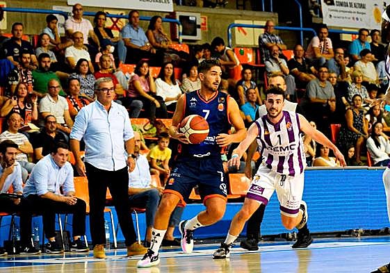 Óscar Alvarado durante el estreno liguero del Tizona en LEB Oro ante el UEMC Real Valladolid