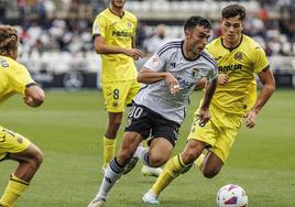 Bermejo, controlando un balón ante el Villarreal B.