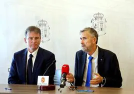 El presidente de la institución provincial, Borja Suárez, (izda.) y el rector de la UBU, Manuel Pérez Mateos, tras la firma del convenio.