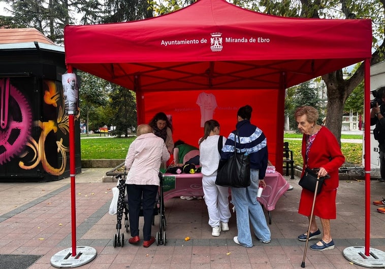 La Asociación Española Contra el Cáncer ha habilitado un stand en Miranda