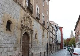 Vista del Museo de Burgos por la calle Calera, además de la parcela donde debería construirse su ampliación.