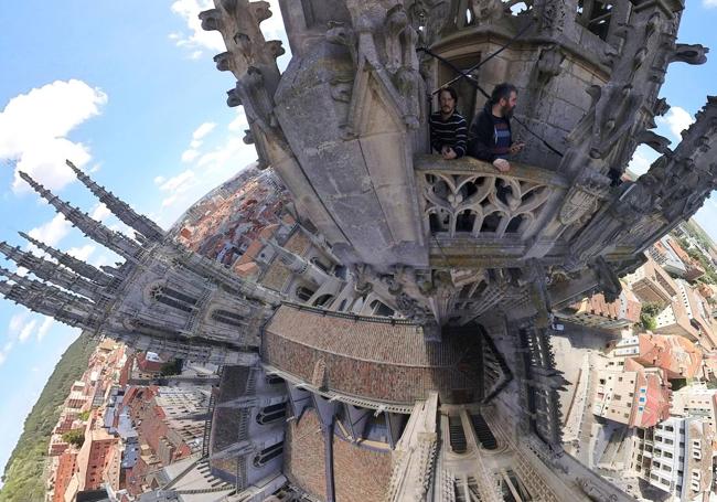 Vista de una de las agujas de la Catedral desde las alturas.