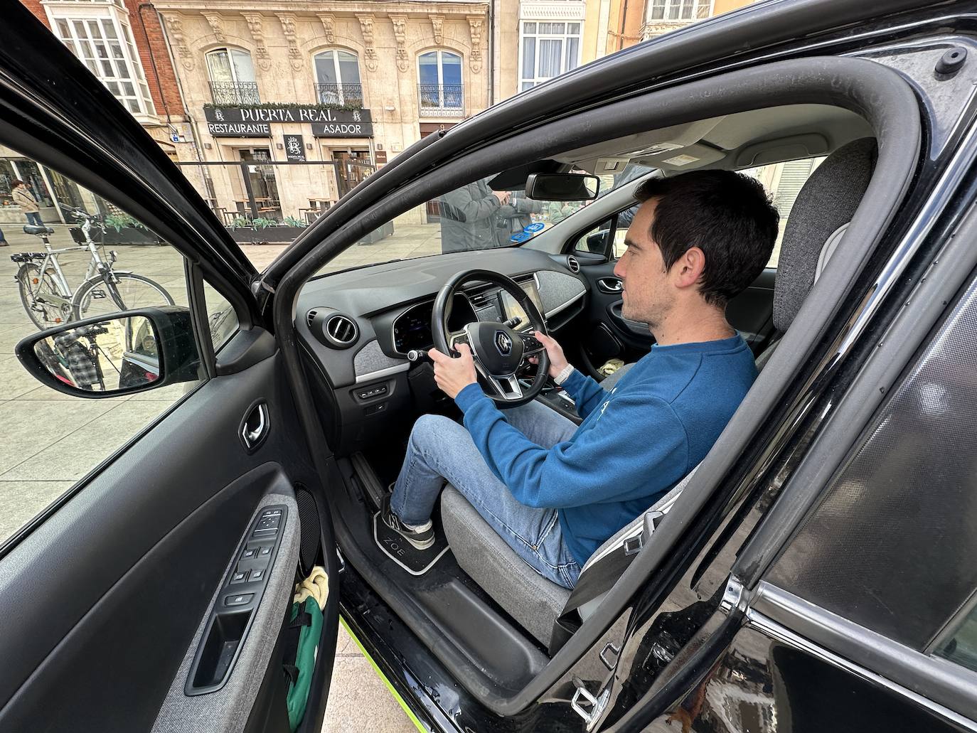 Imagen principal - Así funciona Arlanzón, el primer coche eléctrico de &#039;carsharing&#039; en Burgos