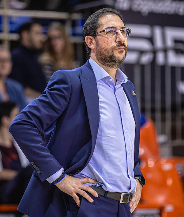 Imagen secundaria 2 - Imágenes de la victoria del San Pablo Burgos ante el Baloncesto Fuenlabrada