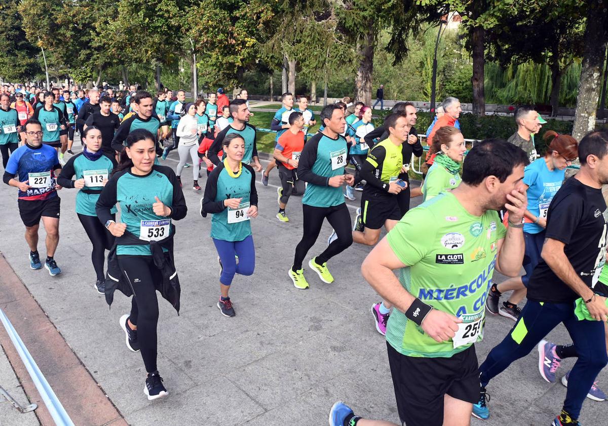 Imagen principal - Participantes de la carrera 10km Cajaviva.