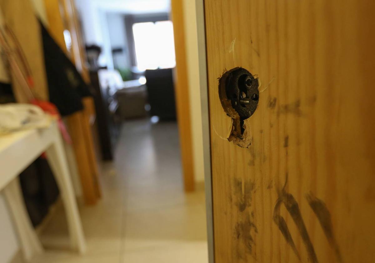 Imagen de una cerradura forzada para acceder a una vivienda.