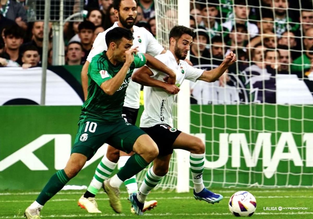 Bermejo disputa un balón antes de lesionarse ante el Racing de Santander