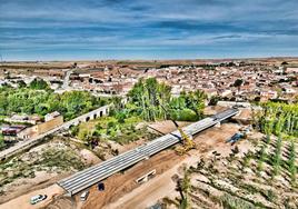 Imagen aérea del puente romano y la construcción de la nueva infraestructura en Tordómar.