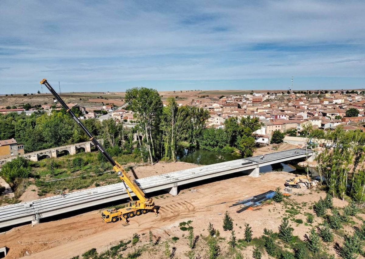 Imagen secundaria 1 - Construcción del nuevo puente sobre el río Arlanza. 