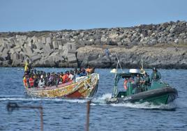 Llegada a El Hierro este octubre de un cayuco remolcado por la Guardia Civil.