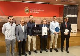 Cuatro nominados al premio, junto a miembros de la organización.