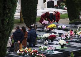 Los burgaleses han acudido al cementerio para recordar a los suyos con flores.