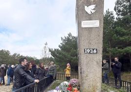 Luis Tudanca, secretario general del PSOECyL, y Esther Peña, secretaria general del PSOE en Burgos, en el monumento en honor a las víctimas de la dictadura en La Pedraja.