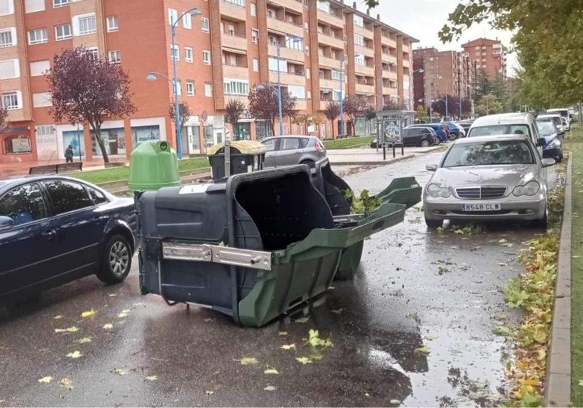 El mobiliario urbano y los árboles sufren las consecuencias del viento en Aranda.