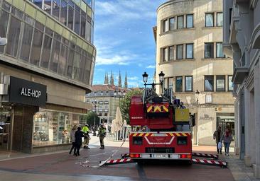 Los bomberos aseguran la fachada del edificio Campo, afectada por el temporal