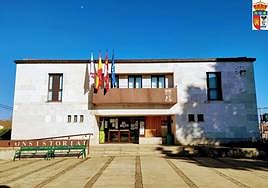 Ayuntamiento de Rabé de las Calzadas con su escudo, en el margen superior derecho.