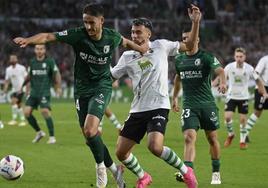 Elgezabal trata de controlar el balón en el último partido de Liga a domicilio del Burgos CF